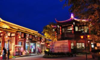 优雅跟岁月无关:86岁莫尼列白发苍苍,挽着69岁不婚儿子,很满足
